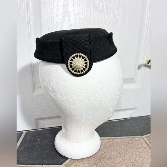 60s Structured Pillbox Hat Double Pearl Brooch Tabs Black Vintage - Picture 1 of 8